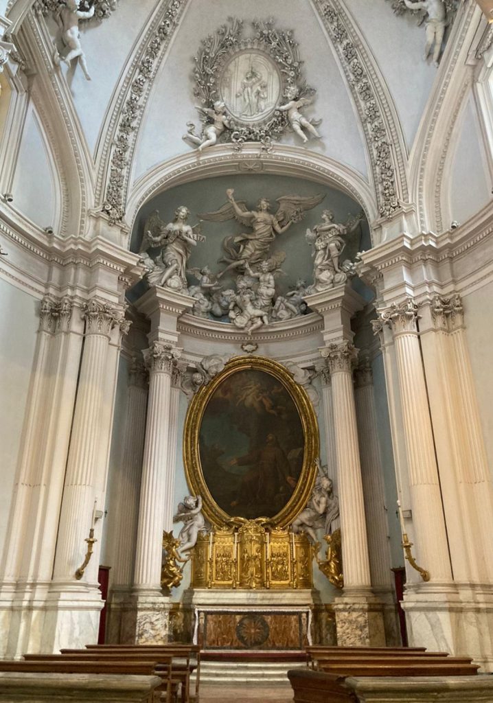 Einer der Seitenaltäre in der Lateranbasilika