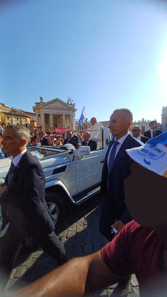 Zwei von uns hatten das Glück unserem Papst Franziskus so nahe gekommen zu sein.