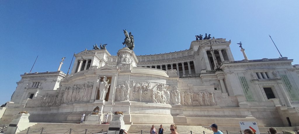 Das Denkmal Vittorio Emanuel II, auch scherzhaft "Schreibmaschine" oder "Hochzeitstorte" genannt.